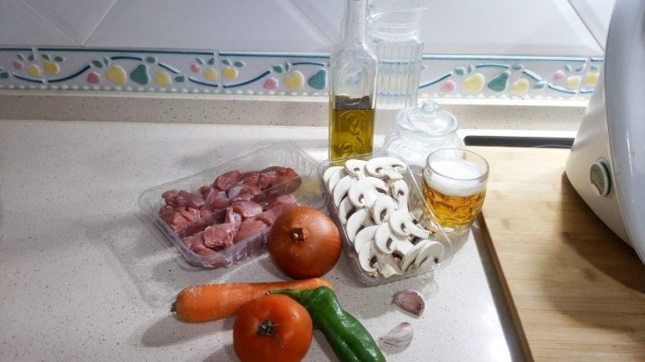 ingredientes-hacer-estofado-pavo-thermomix.jpg Ingredientes para hacer estofado de pavo en Thermomix
