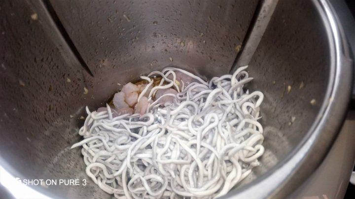 Echar en el vaso de la Thermomix las gulas y las gambas