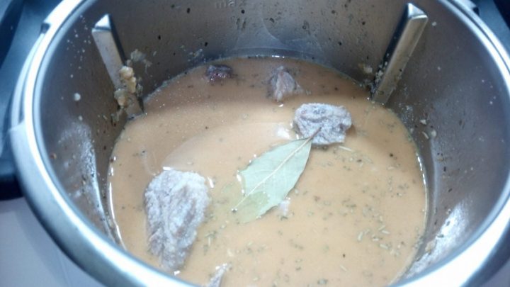 sidra-costillas-thermomix.jpg Sidra y costillas en el vaso de la Thermomix