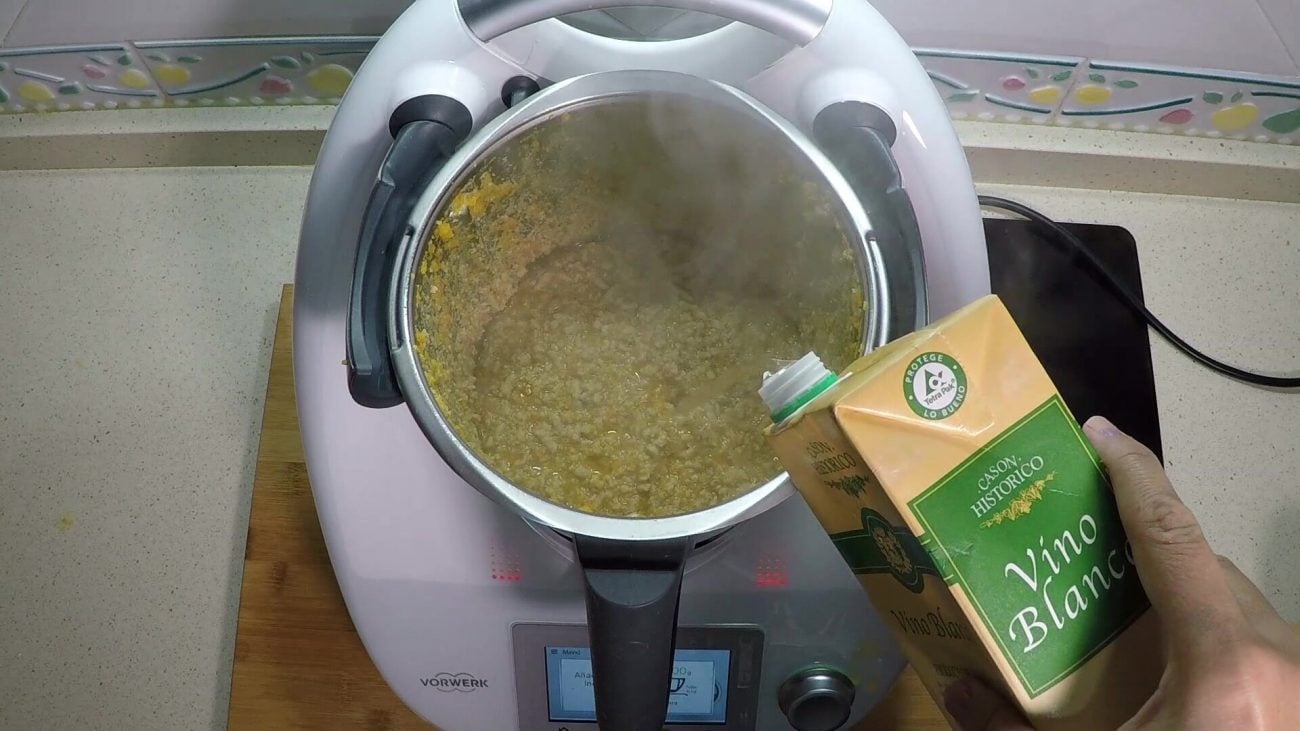Echar el vino en el vaso de la Thermomix para hacer la lasaña