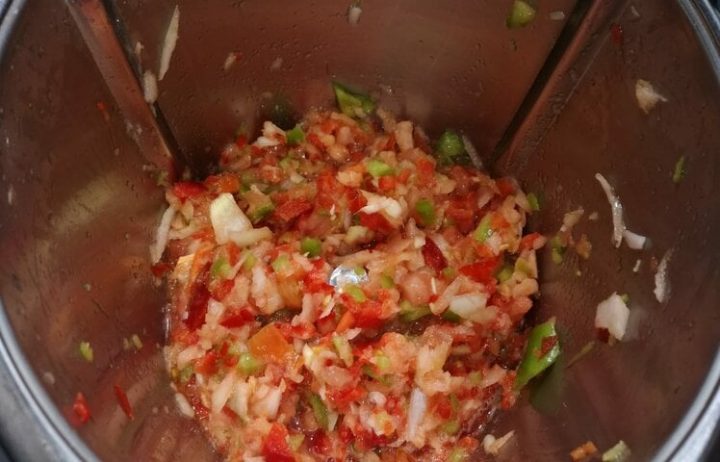 Sofreír la verdura para echarse la al arroz con conejo en Thermomix