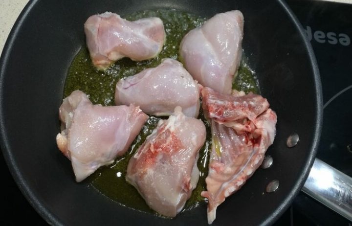 Sofreír el conejo en la sartén