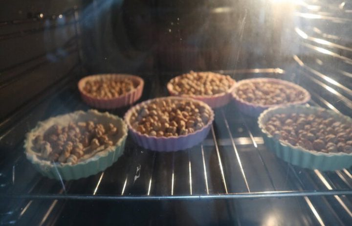 Poner las tartaletas al horno