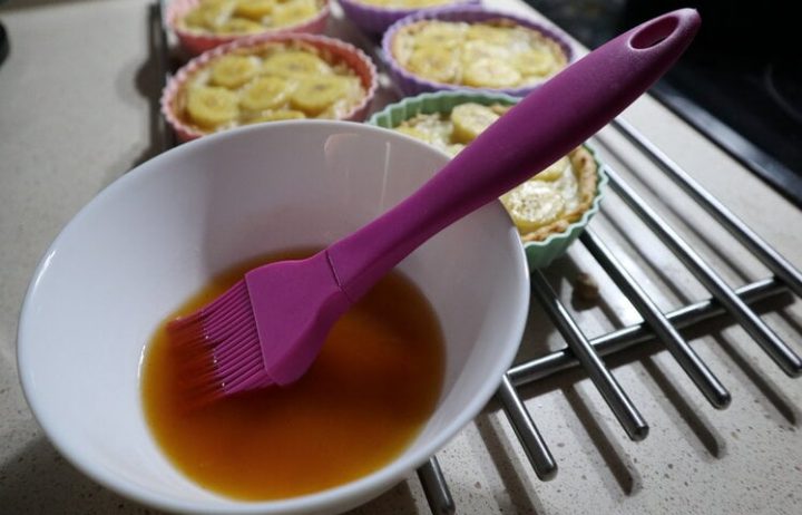 Pincelar las tartaletas de frutas