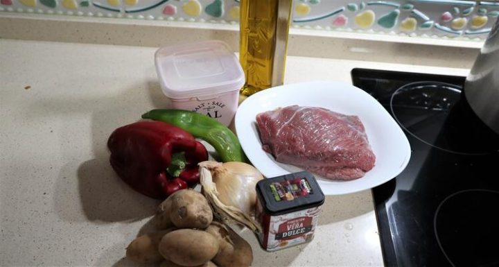 Ingredientes para hacer patatas guisadas con carne en Olla GM