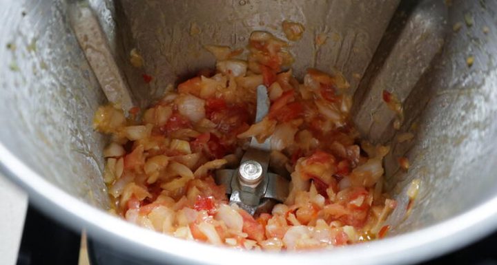 Hacer el sofrito para las albóndigas