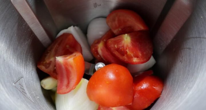 Picamos ahora el tomate y la cebolla para la salsa