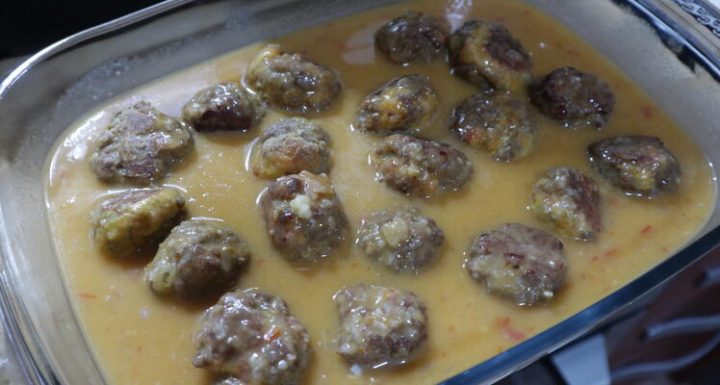 Metemos las albóndigas en el horno con junto a la salsa