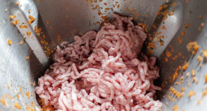 Echamos la carne picada y mezclamos