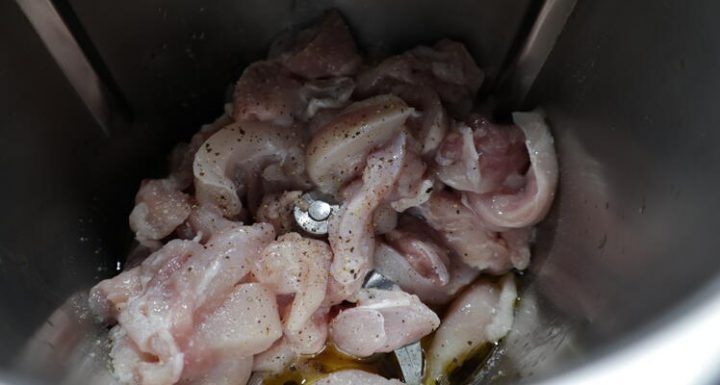 Echamos todas las especias al pollo en el vaso y sofreímos todo junto