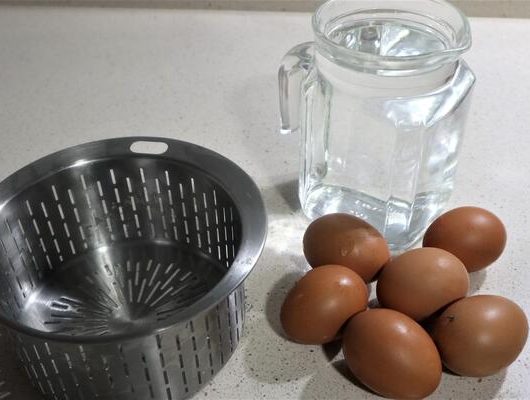 ¿Qué ingredientes necesito para hacer huevos rellenos en Mambo?