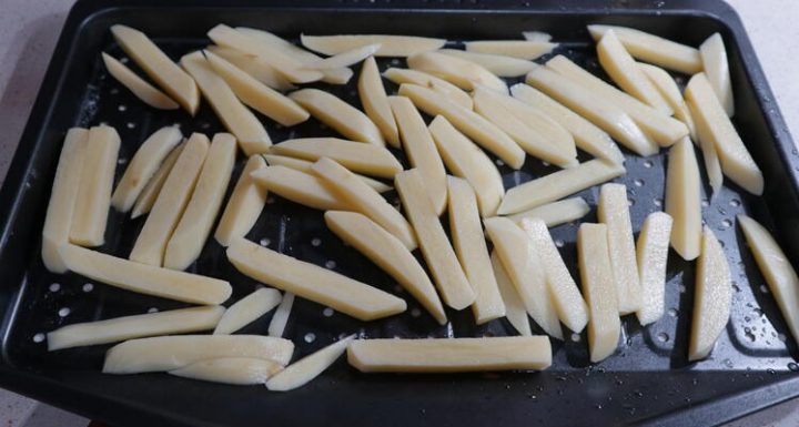 Cortamos las patatas para meterlas en el horno para acompañar a las albóndigas