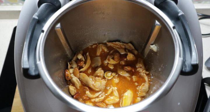 Recetas terminada de pollo con almendras en el robots de cocina de Thermomix