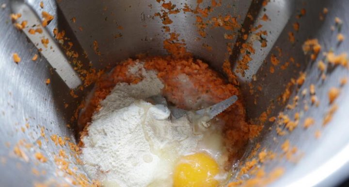 Mezclamos todos los ingredientes para hacer las abóndigas