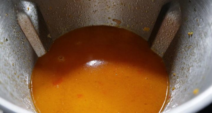 Echamos los ingredientes para hacer la salsa con las verduras