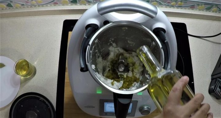 Triturar la cebolla y echar el aceite