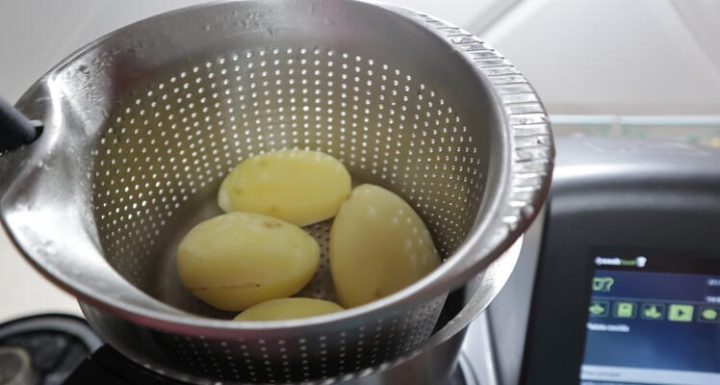 Patatas cocidas en el cestillo del robot de cocina