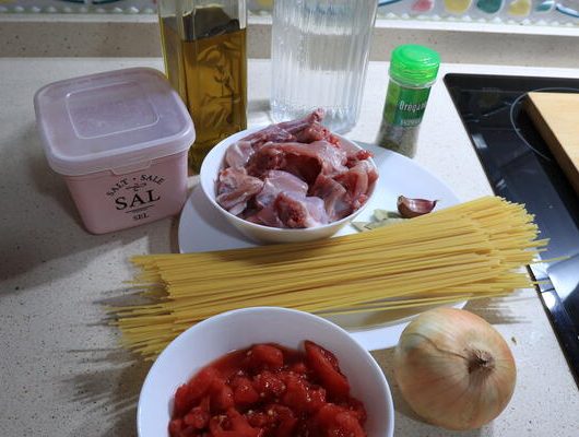 ¿Qué ingredientes necesitamos para hacer espaguetis con conejo?