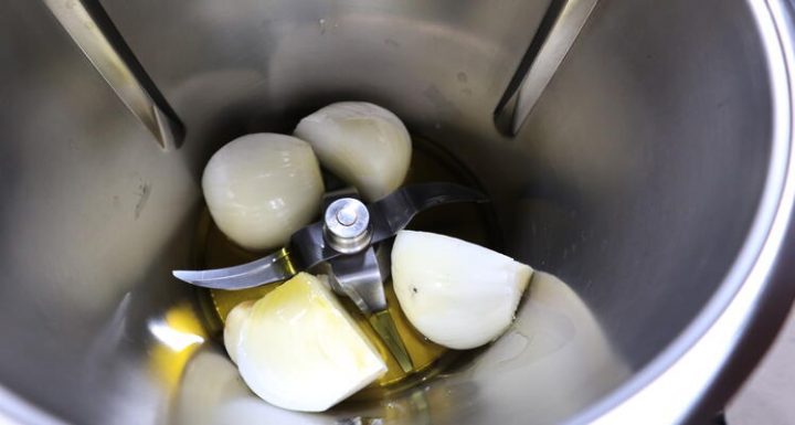 Cebolla y aceite en al vaso de Thermomix
