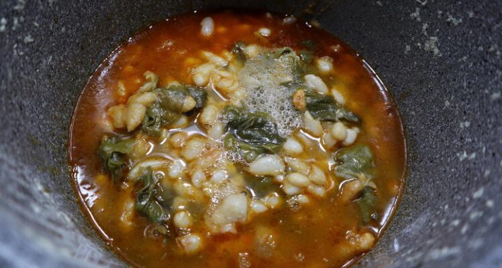 Alubias blancas de bote con espinacas