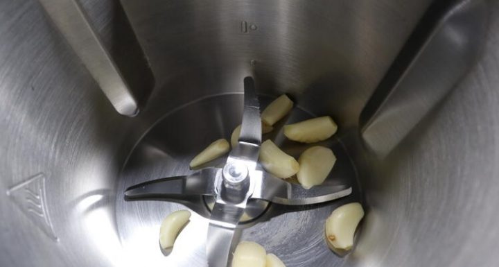 Picar los ajos en la Thermomix para hacer las carrilleras al ajillo