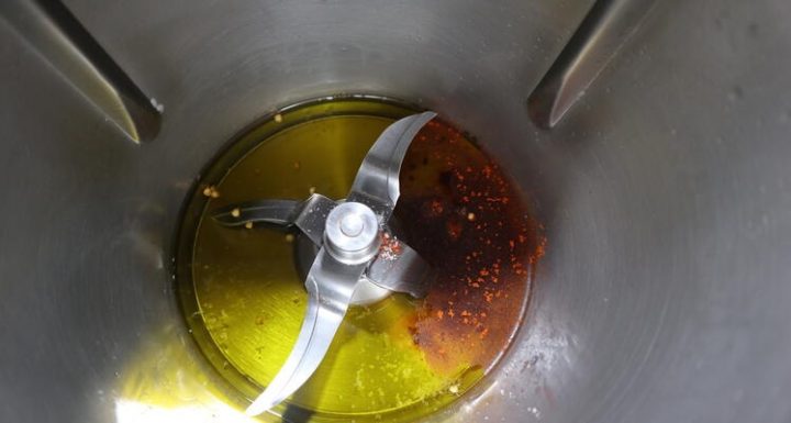 Echar el aceite y el pimentón para hacer el aceite para la emulsión