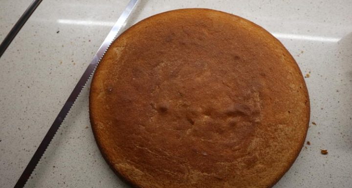 Cortar el bizcocho para la tarta San Marco a la mitad para rellenar