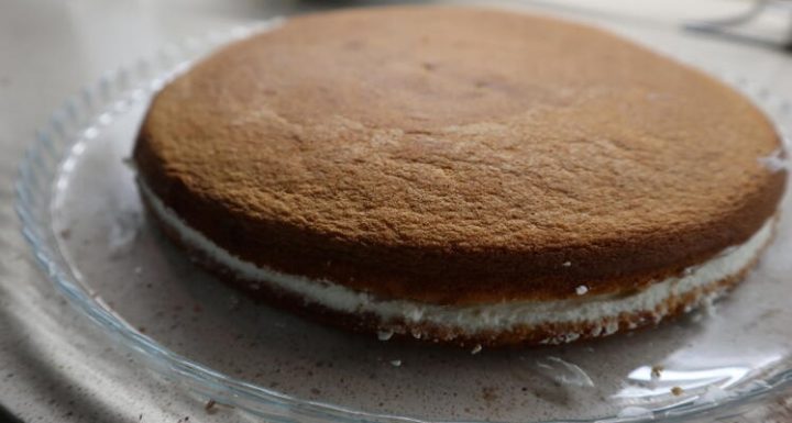 Rellenamos el bizcocho genovés de nata montada la mitad