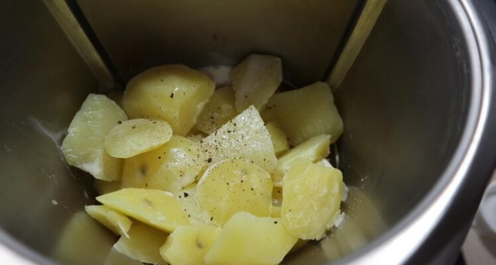 Echamos en el interior la patatas, la sal, la nata, el aceite, la pimienta, un trocito de cayena