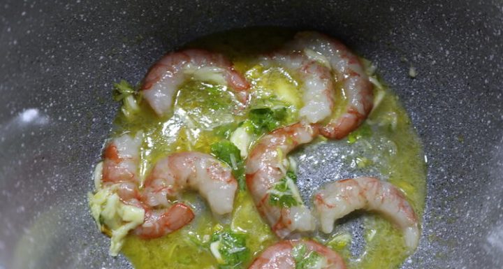Echar todos los ingredientes en la cubeta de la Olla Gm