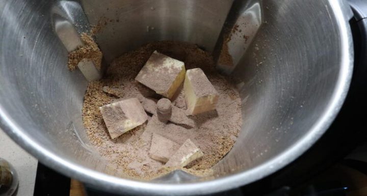 Echar mantequilla en el vaso para hacer la base