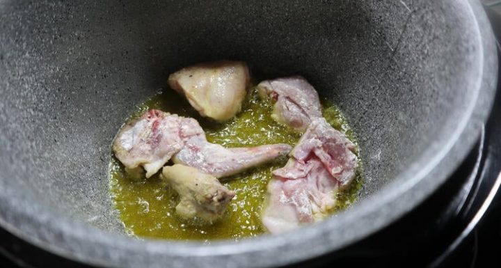 Conejo guisado en la cubeta