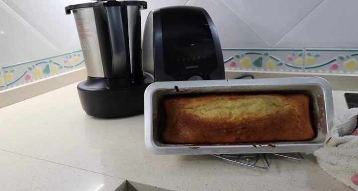 Hornear bizcocho en el horno