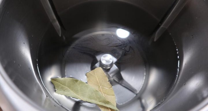 Echar el agua y la hoja de laurel en el vaso de Thermomix