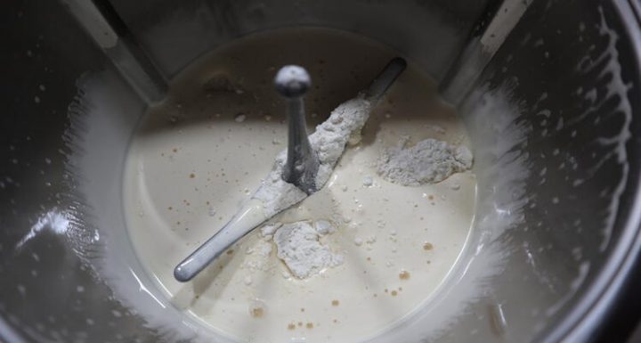 Echar los ingredientes en el vaso para hacer el bizcocho para la Tarta San Marcos