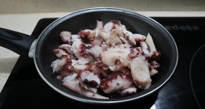 Poner el pulpo en la sarten para darle u golpe de calor
