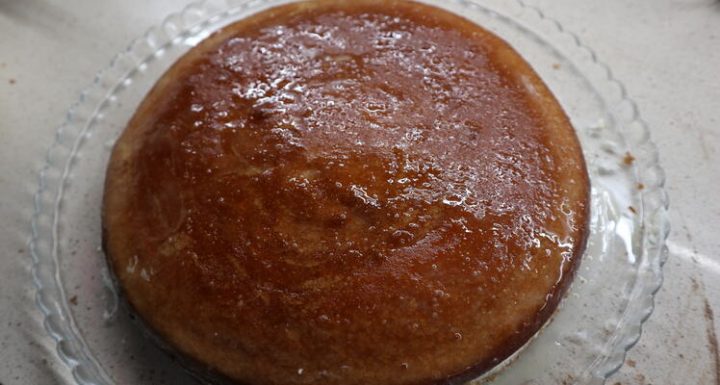 Untar el bizcocho con la yema de huevo