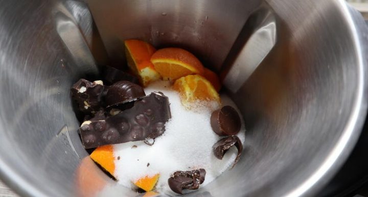 Echar los ingredientes en el vaso de Mambo para hacer la masa para el bizcocho