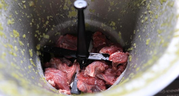 Echamos la carne para guisar