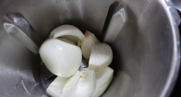 Echar la cebolla en el vaso para trocear