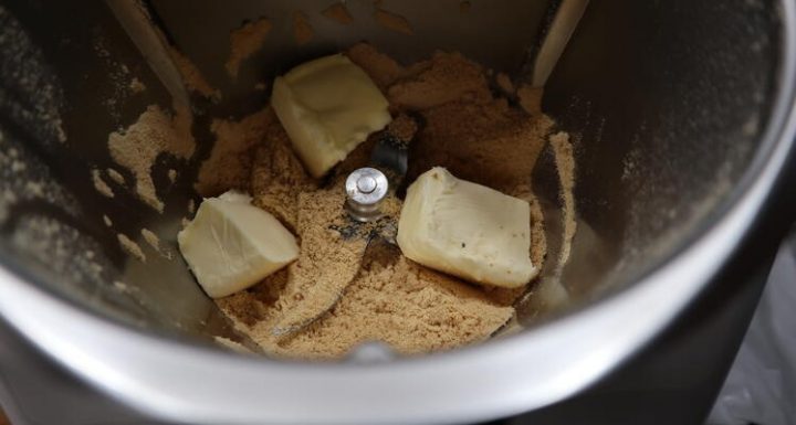 Echar la mantequilla para mezclar con las galletas