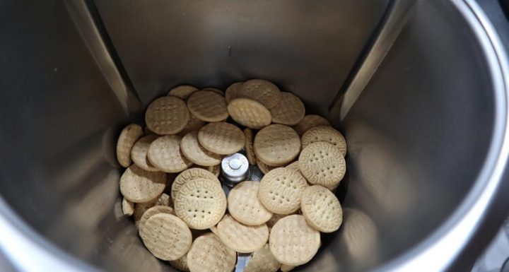 Echar la galletas en el vaso de Thermomix para triturar