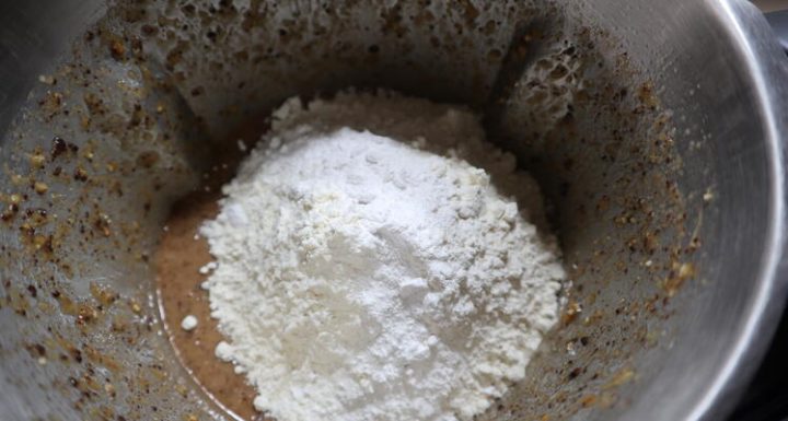 Echar la harina para mezclar con la masa del bizcocho