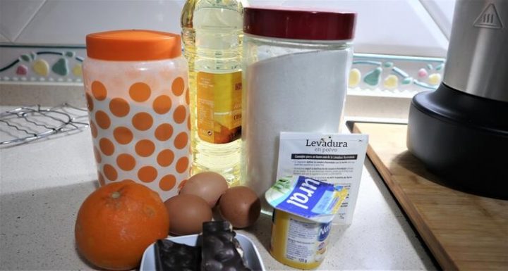 Ingredientes necesarios para hacer el bizcocho de naranja y chocolate en Mambo