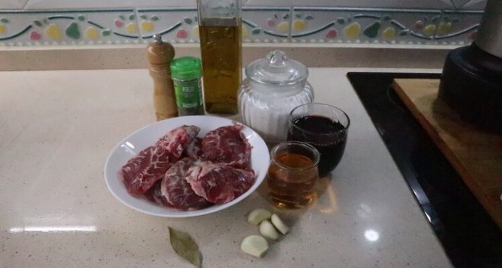Ingredientes necesarios para hacer las carrilleras al vino con Mambo