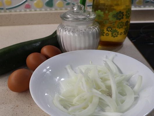 Ingredientes para hacer tortilla de calabacín con la Olla GM
