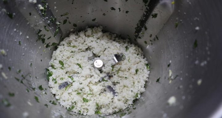 Echar los ajos y el perejil en el vaso de Mambo para picarlo