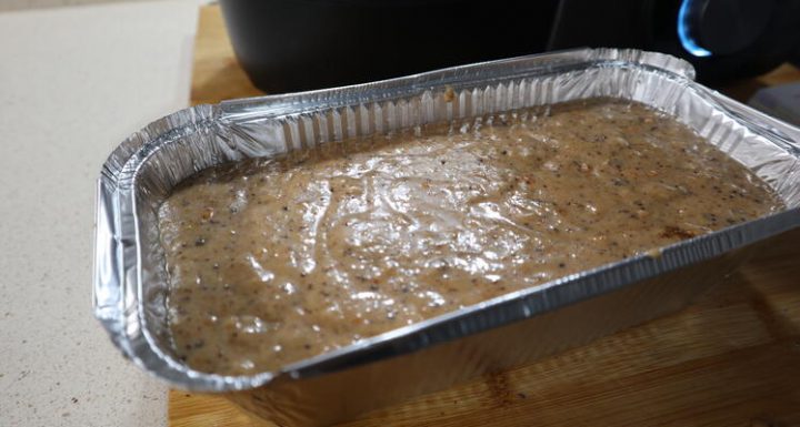 Echar la masa en un molde para meter en el horno