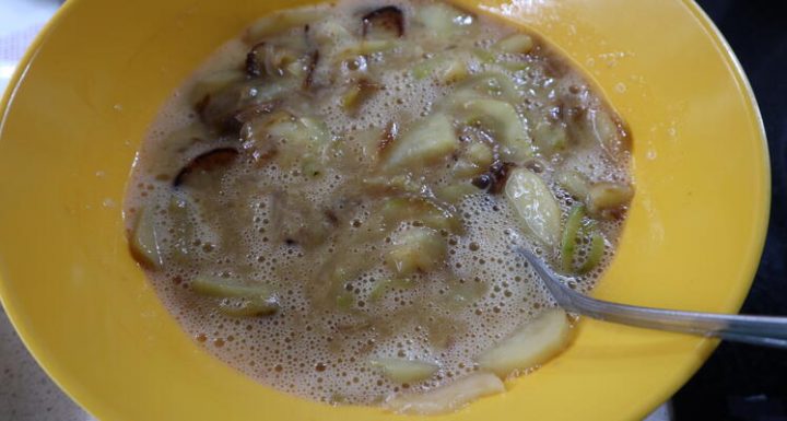 Echamos en un bol los huevos y los batimos