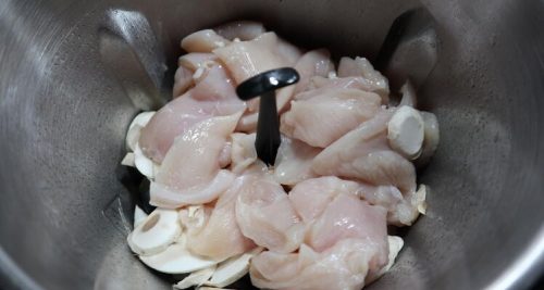 Poner las cuchillas y echar el pollo en el interior del vaso de Mambo